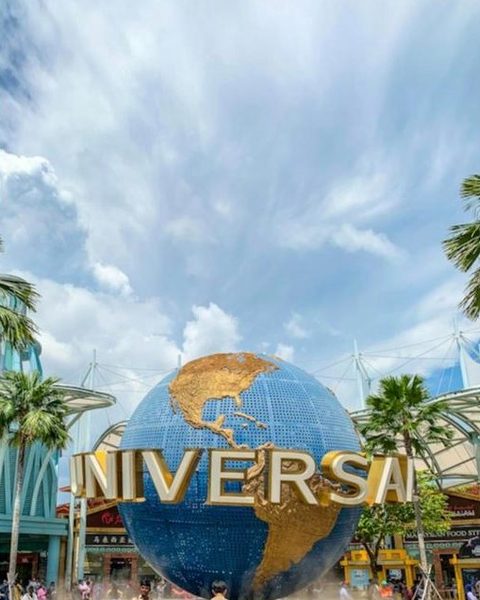 Глобус у входа в парк Universal Studios Singapore