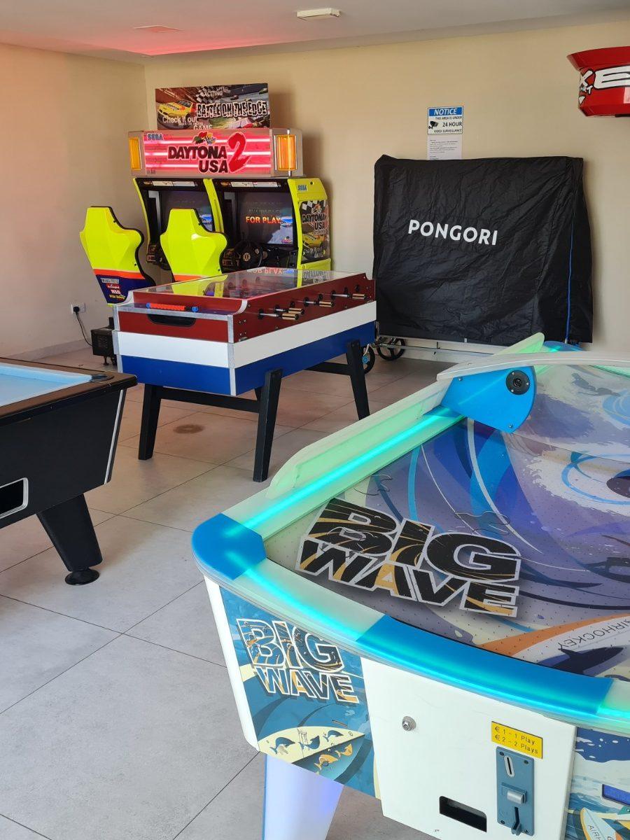 Игровая зона отеля: аэрохоккей, бильярд, игровые автоматы