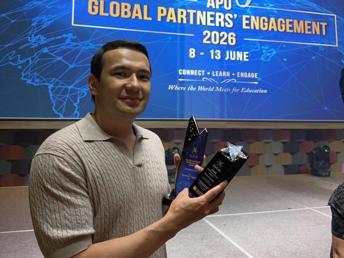 Жанат, основатель FLEX Education, с наградами университета APU, 2026 год