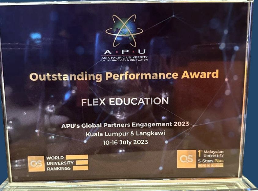 Награда Outstanding Performance Award, вручённая FLEX Education университетом APU в 2023 году