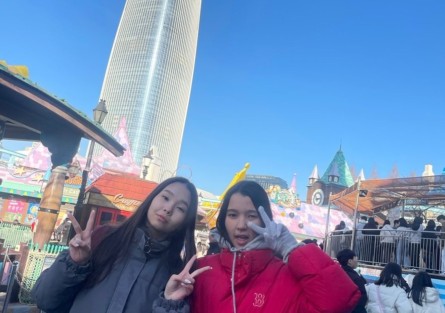 Участницы лагеря в парке аттракционов Lotte World